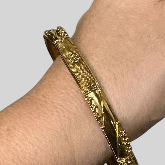 Vintage Gold Toned Flower Bangle Bracelet - Picture 1 of 3